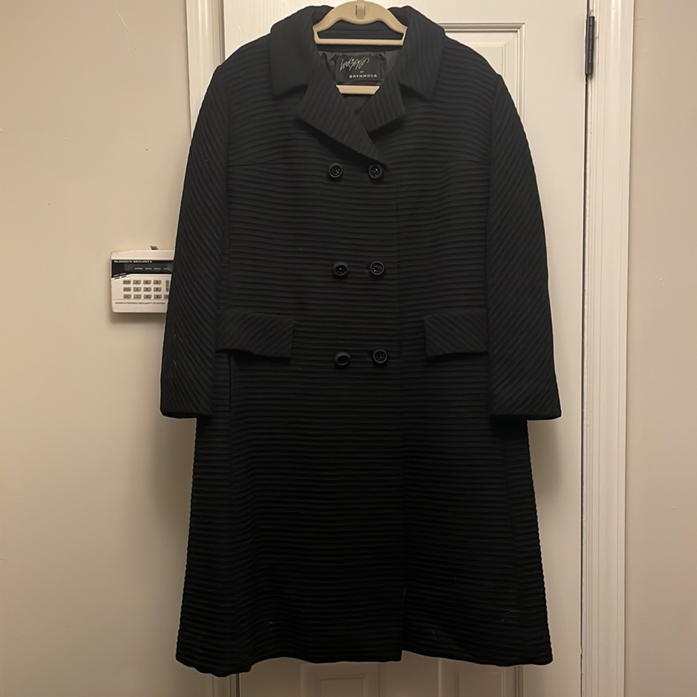 Beautiful 3/4 length double breasted coat made out of beautiful textured wool.